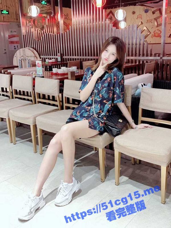 极品眼镜学生妹 拍全裸写真 最后被摄影师套路5000元一炮成功拿下 可惜得戴套 兄弟们觉得值吗？-51吃瓜网