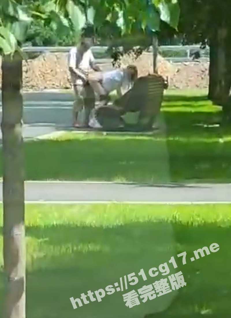 老外真会玩儿大白天在路边野战操逼 被人看见后不但没有感到羞耻还对人竖起大拇指 操得更起劲了 - 51吃瓜网-51吃瓜网