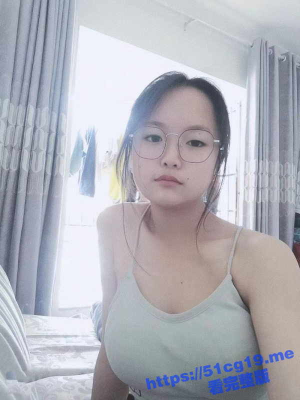 高中清纯大奶白嫩眼镜妹为了讨好男友 直接脱光给男友拍全裸视频 超级诱人！-51吃瓜网