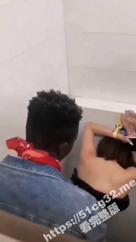 广州某商场厕所  黑人友人正在享用他的中国女友  广州不愧是黑人的第二故乡-51吃瓜网