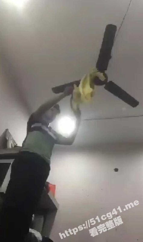 国外一男子在家中直播上吊！全程短短的两分钟不到 一条鲜活的生命就这样逝去了-51吃瓜网