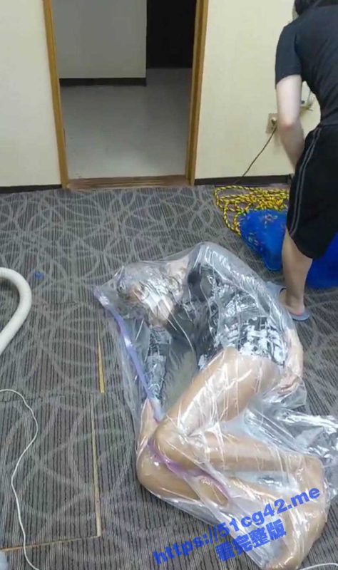 真空窒息SM调教！变态男把妹子装到真空袋窒息玩弄 妹子没了动静后用绳子捆绑起来扔到垃圾桶抛尸-51吃瓜网