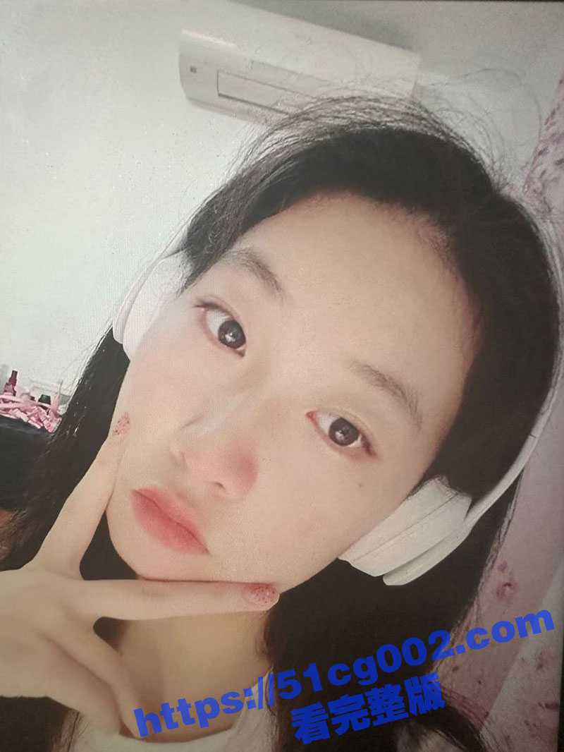 上海交通大学的大二清纯眼镜妹骚逼 身着黑丝制服给网友录制自慰视频 妥妥的反差婊! - 51吃瓜网-51吃瓜网