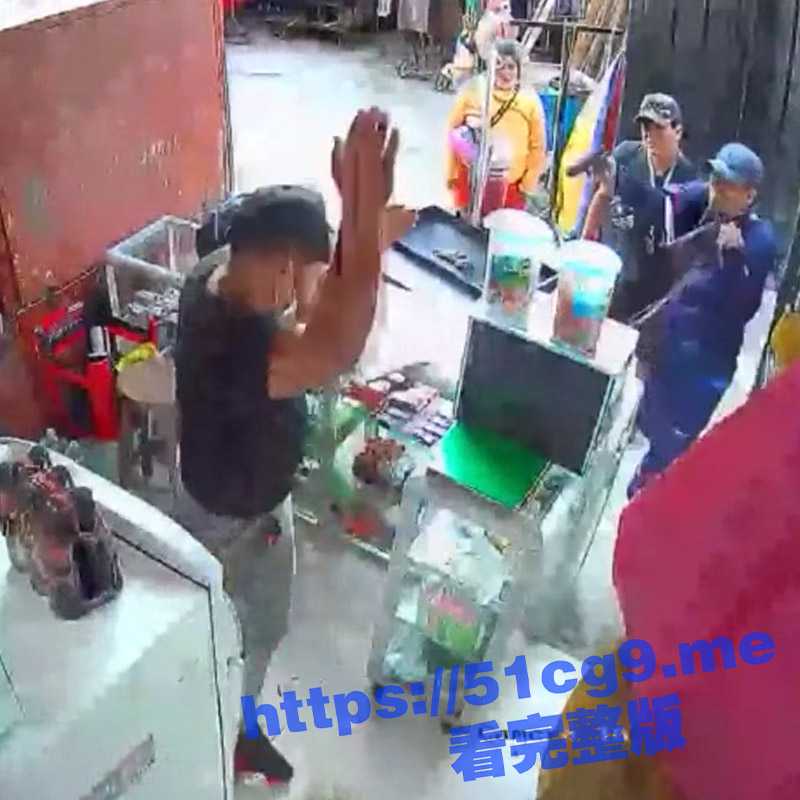 血腥场面！光天化日下一小卖部老板 被仇人一枪爆头 喷血倒地抽搐死亡！-51吃瓜网