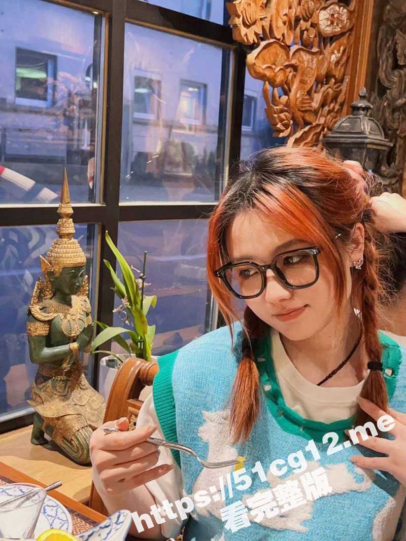 平安夜带可爱的眼镜妹子出去吃完饭 回房间温习性爱 主动骑着鸡吧摇起来 小逼毛毛多也被操舒服了! - 51吃瓜网-51吃瓜网