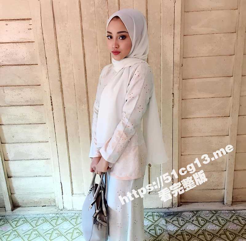 今日换口味系列 马来西亚高颜值穆斯林 头巾女神也爱反差 外人眼中性感御姐,在摄像头前面竟然玩得这么花-51吃瓜网