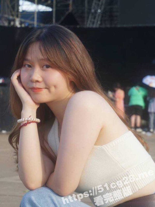 情侣自拍 校园高颜值眼镜娘反差婊 分手后大量私密做爱视频遭渣男全网流出 女主貌似是个研究生-51吃瓜网