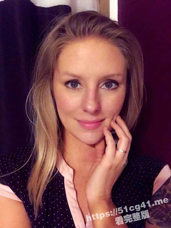 丈夫无意中发现妻子 珍妮特·H 出轨自己的邻居 手机里竟然还存着和邻居吃鸡打炮的视频-51吃瓜网