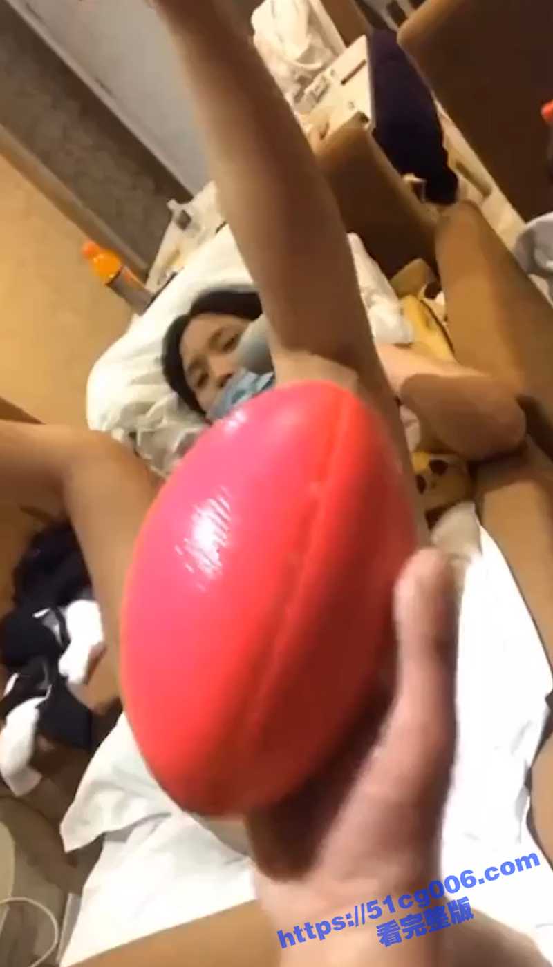 那么大的一个橄榄球 经过不懈努力 逐步达阵 塞进去加振动棒才能爽! - 51吃瓜网-51吃瓜网