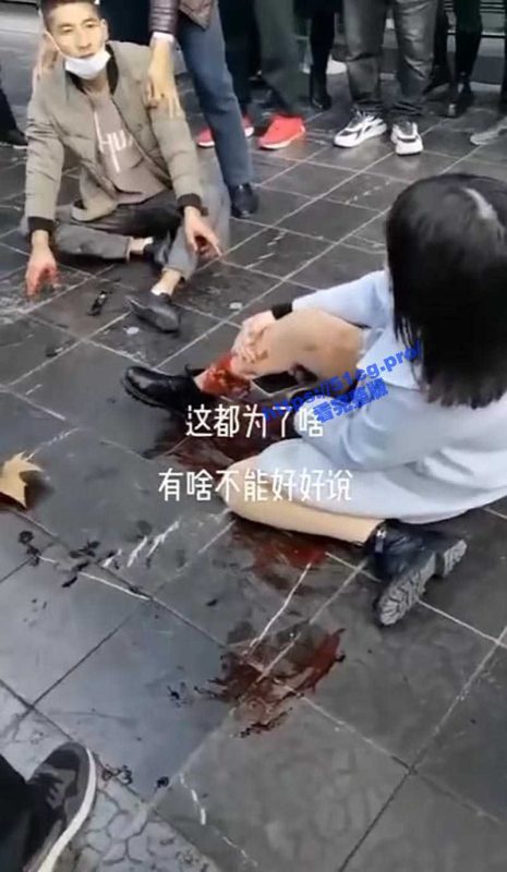 太狠了！场面血腥 女子出轨偷人当街被老公挑脚筋-51吃瓜网