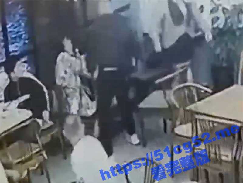 唐山烧烤店打人事件重演 四川内江女孩吃饭时 因拒绝陪酒遭男子暴打 现全网疯传引热议-51吃瓜网