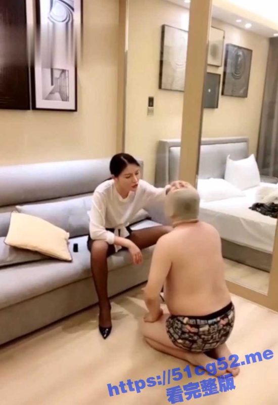 SM调教的翻车现场！M男被黑丝高跟S女调教实在受不了 直接上手与其干架的爆笑名场面！-51吃瓜网