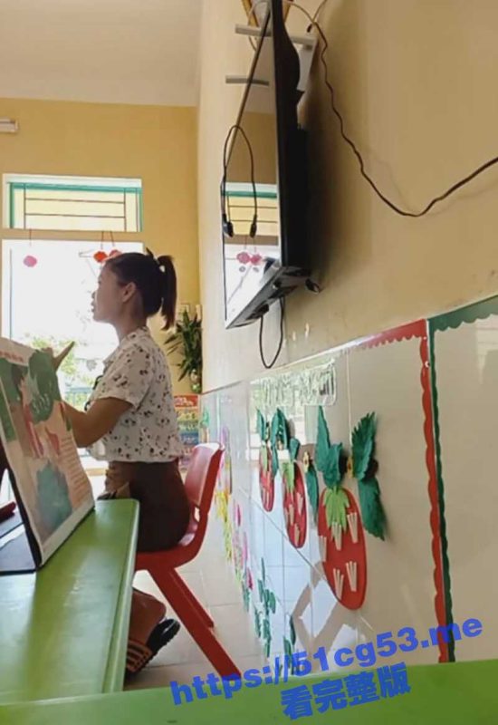 为人师表的幼儿园老师 带着跳蛋一边给孩子们上课 一边在黄网进行色情直播！-51吃瓜网