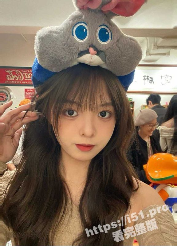 福州龙华职业学院 可爱型美女 李菲婷 欠网贷无奈肉偿 还拉上闺蜜和老板一块3P双飞！-51吃瓜网