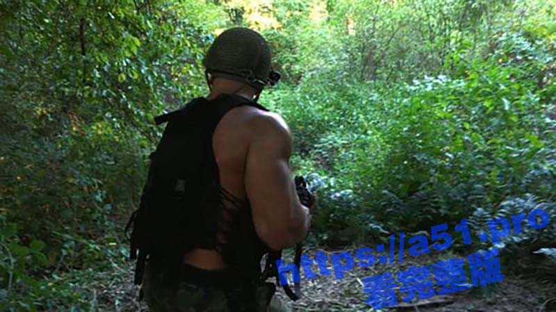 性感渔网铁血战士 欧美最新剧情 士兵丛林遇险 被美腿铁血战士 按在地上口交上位爆操-51吃瓜网