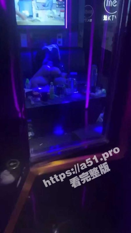 福州魅KTV万象店 情侣开门操逼 骚逼看的一清二楚 姿势繁多 肥臀骚妇上位疯狂骑乘 路过的人看的都舍不得离开了-51吃瓜网