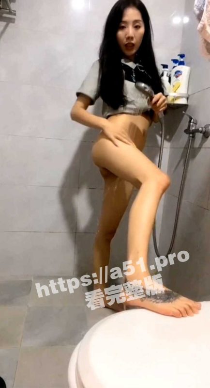 女友浴室洗骚逼 男友跑过来蹲着舔逼 搞的好想要 坐在马桶上玩震动棒 小舌头舔JB 口活很棒-51吃瓜网