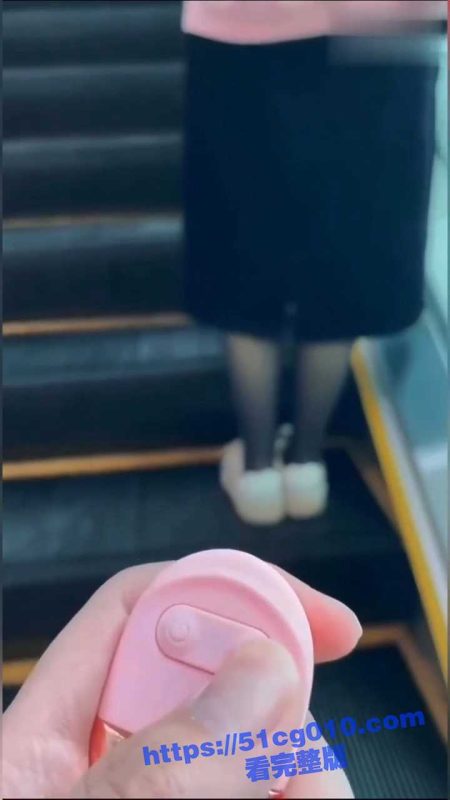 最新流出健身少妇女邻居 无线跳蛋逛商场 酒店门口射一脸 玩的就是刺激！-51吃瓜网