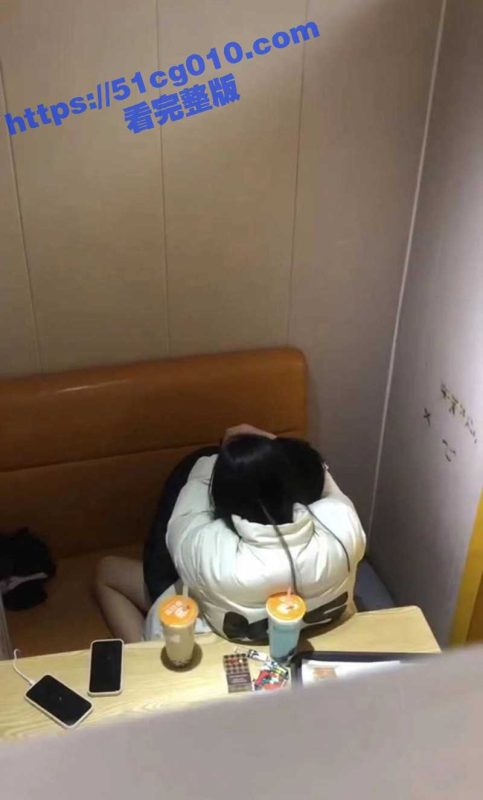 冒死偷拍！小情侣餐厅包房激情性爱 女主一边抽烟一边女上位疯狂蠕动 玩的真刺激！-51吃瓜网