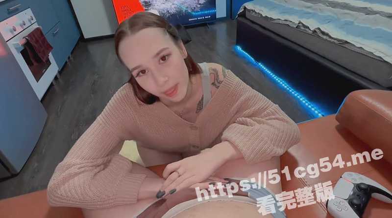 乌克兰嫩妹勾引正在打游戏的男朋友 把大鸡巴含在嘴里深喉 脱掉内裤直接后入骑乘 太刺激了！-51吃瓜网
