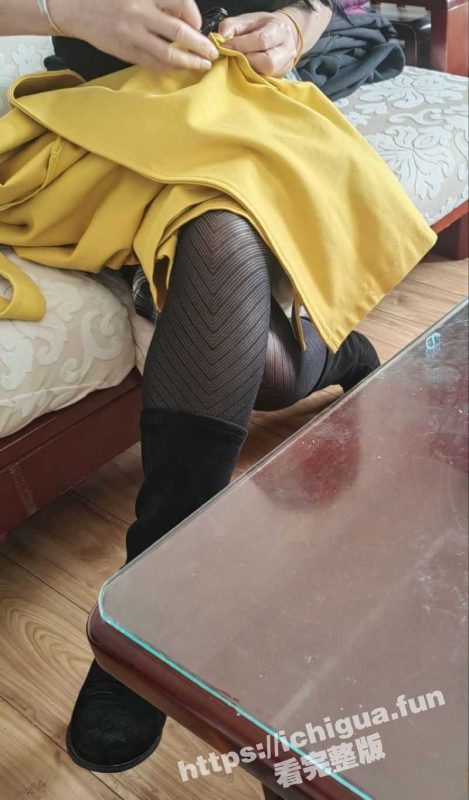 猥琐男偷拍自己风韵犹存的老丈母娘洗澡 平时一有机会就偷拍  竟然还穿豹纹内裤 太骚了！-51吃瓜网