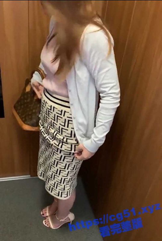 风骚已婚女同事 在公司男厕所 给同事激情口交 旁边还有人上厕所 晚上趁老公不在 回家疯狂乘骑不愿下来-51吃瓜网