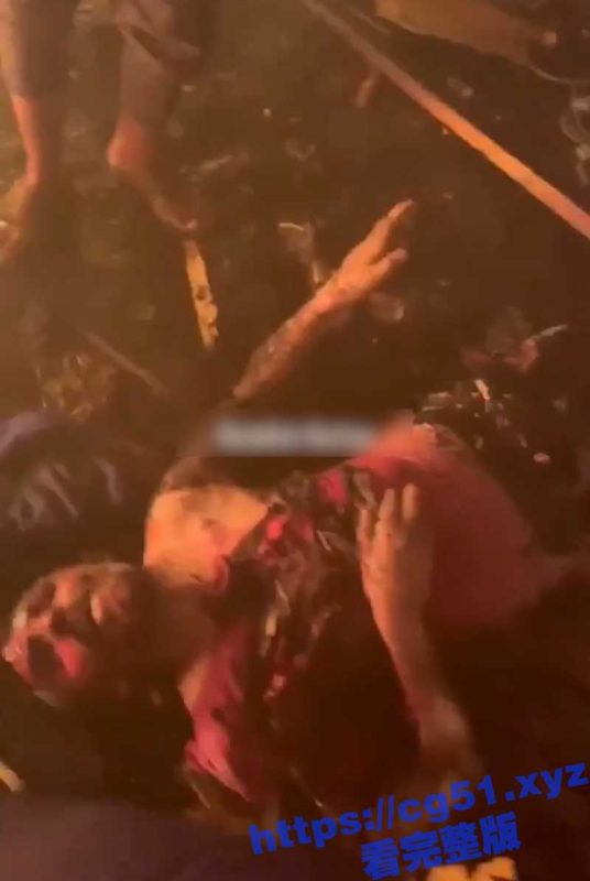 以色列大屠杀现场 加沙拉法地区遭以军轰炸 大量难民被炸死 还有儿童被炸到人首分离 这才是人间撒旦啊-51吃瓜网