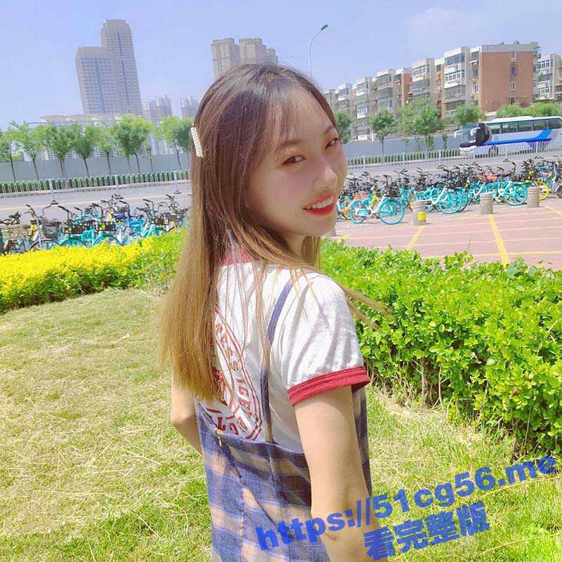 曝光一个反差小骚逼 贫乳白皙正妹女大 虽然平胸但腿很长 骚货背着我和我兄弟玩群p 直接分手报复一波-51吃瓜网