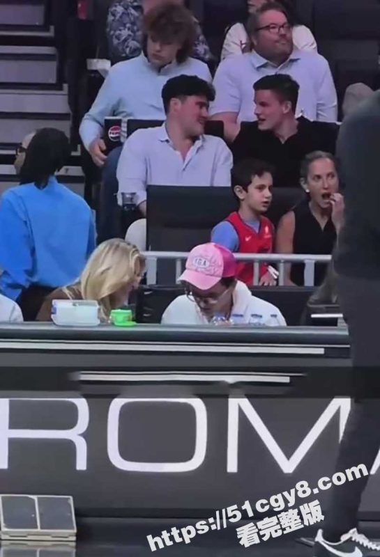 NBA掘金主场塞 富二代说唱歌手 lilmabu 让成人明星女友当众口交 起身擦嘴疑似吞精！-51吃瓜网