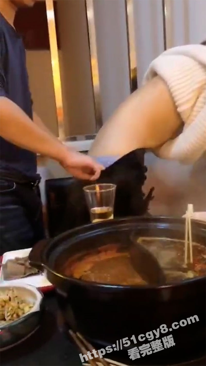 极品绿帽夫妻 好兄弟吃着火锅扣着淫妻的逼 绿帽男拍摄记录 这样好兄弟请给我来一个！ - 51吃瓜网-51吃瓜网