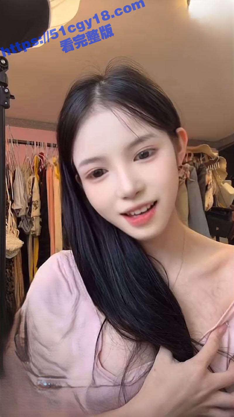 抖音嫩妹真空带货 胸前凸点清晰可见 性感曲线引爆流量! 现在连卖内衣都这么卷了吗? - 51吃瓜网-51吃瓜网