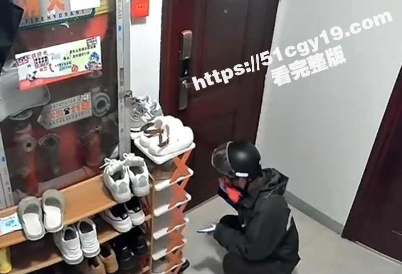 南通拆迁房小区 半夜惊现变态男 蹲守民宅狂舔女户主高跟鞋 五分钟监控视频流出！-51吃瓜网