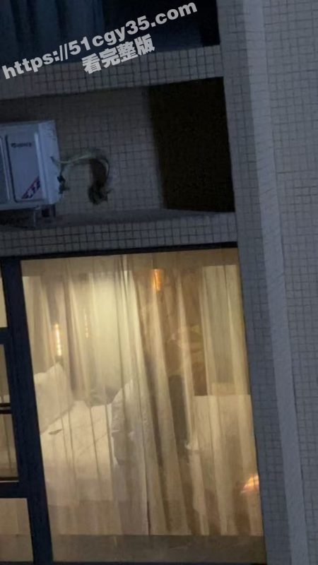 饥渴情侣隔窗激情交合 多体位打桩遭偷拍 妹子身材超火辣 观众比当事人还激动！-51吃瓜网