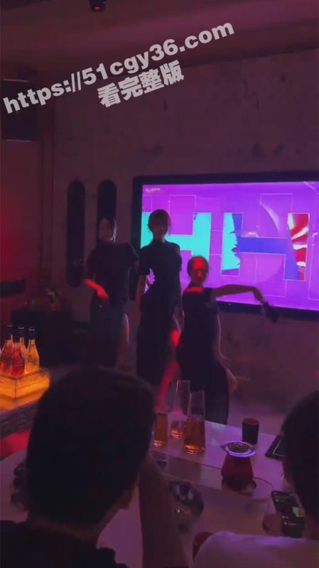 KTV包厢的淫乱现场 汉服美女曼妙舞姿后脱衣艳舞大秀 白皙娇躯性感内衣尽显 扭臀热舞媚眼挑逗 诱惑到极致！-51吃瓜网