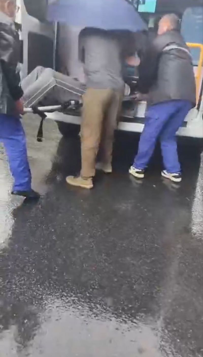 武汉郑远元修脚店门口突发血案!男子假装帮忙搬运伤员 突然持刀捅人 现场画面令人心惊! - 51吃瓜网-51吃瓜网