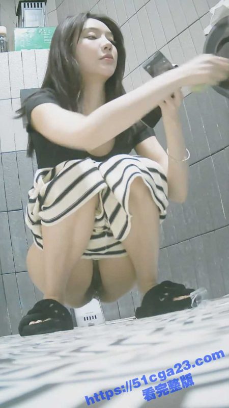 写字楼女厕前后景双镜头偷拍 多位小姐姐放尿瞬间 脸穴菊花一览无余 各种美鲍应收眼底！-51吃瓜网