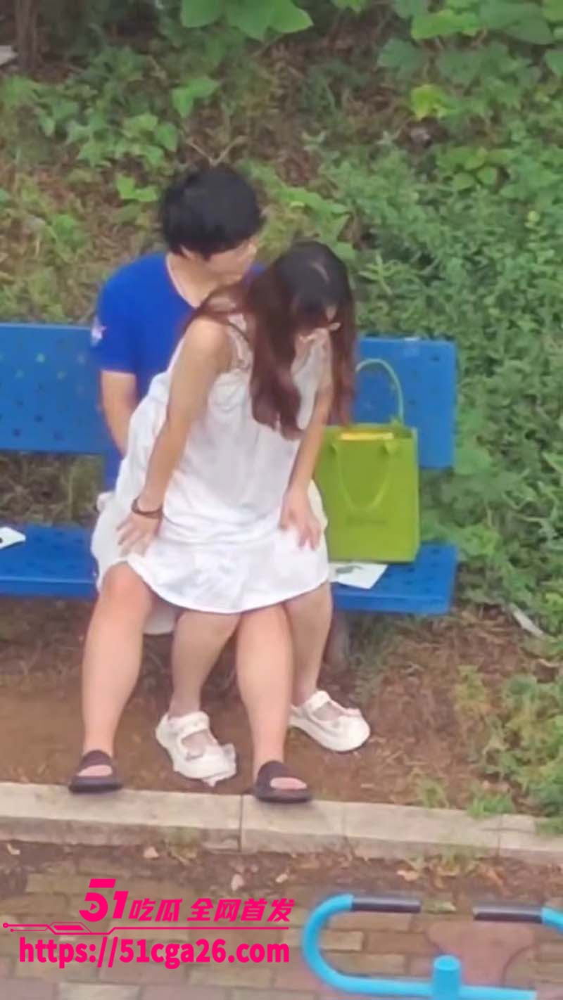 反差眼镜妹小区长椅打炮被偷拍 光天化日白裙诱惑激情开干 年轻人玩的真野啊! - 51吃瓜网-51吃瓜网