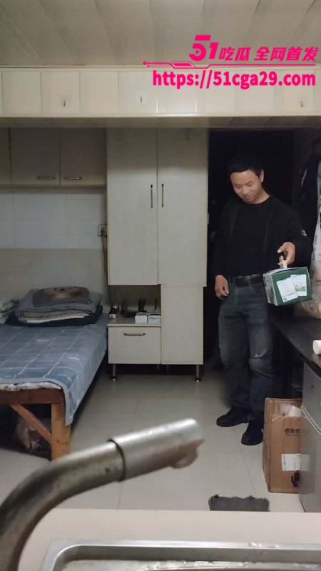 南京红姐 遇上 大暖男牛奶哥 专程给红姐带来一箱牛奶补身体！-51吃瓜网