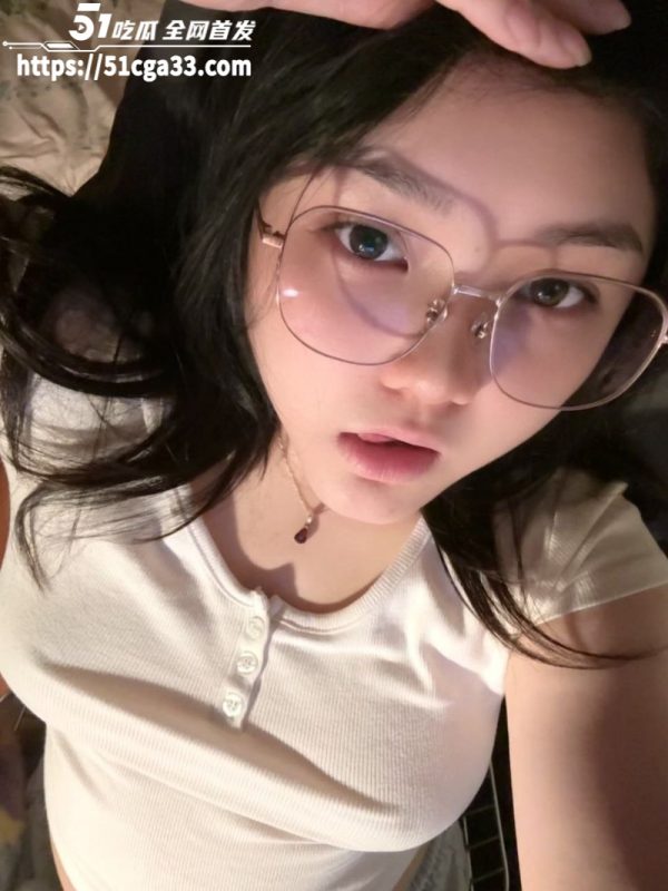 眼镜学生妹户外露出视频 反差母狗户外露出让人想入非非  圆软巨乳粉嫩肥穴淫水狂流！-51吃瓜网