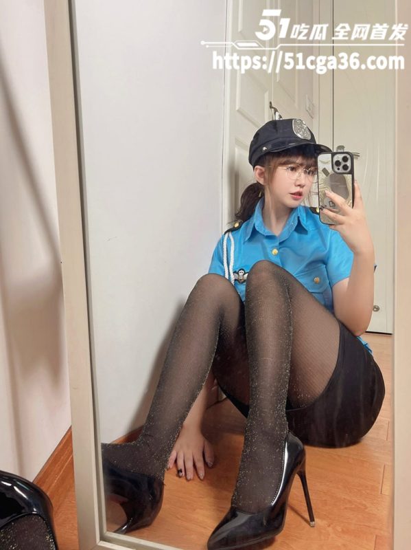 高颜值小母狗 张思允 化身性感女警官 付费视频曝光 高跟黑丝性感小短裙 镜前展示诱人肉体！-51吃瓜网