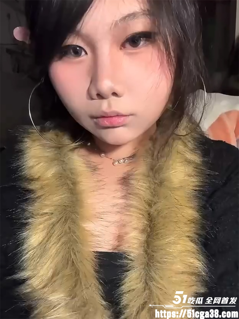 广西南宁嫩妹 黄瞳 被男友私密调教视频流出 露脸揉奶表情享受 上位骑乘假屌自慰 骚水狂流！ - 51吃瓜网-51吃瓜网