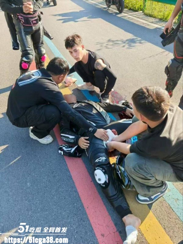 又一追风勇士陨落！男子驾驶机车失控蛋刹失败 皮裤秒变开裆裤 周围群众按蛋抢救！-51吃瓜网