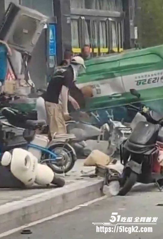 郑州发生惨烈车祸 人行道变保龄球场 疯狂出租车撞击行人 失控腾空翻滚 现场血流成河！-51吃瓜网