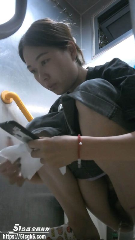 大学女厕所全景偷拍视频泄露 多位漂亮学妹放尿瞬间 各种角度嫩穴走马观灯 画面火辣到炸！-51吃瓜网