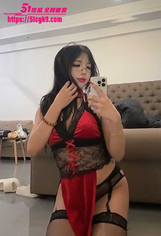 极品素人眼镜娘 超淫性爱调教合集 穿各种黑丝情趣装 被主人花式爆操 颜值漂亮淫劲十足！-51吃瓜网