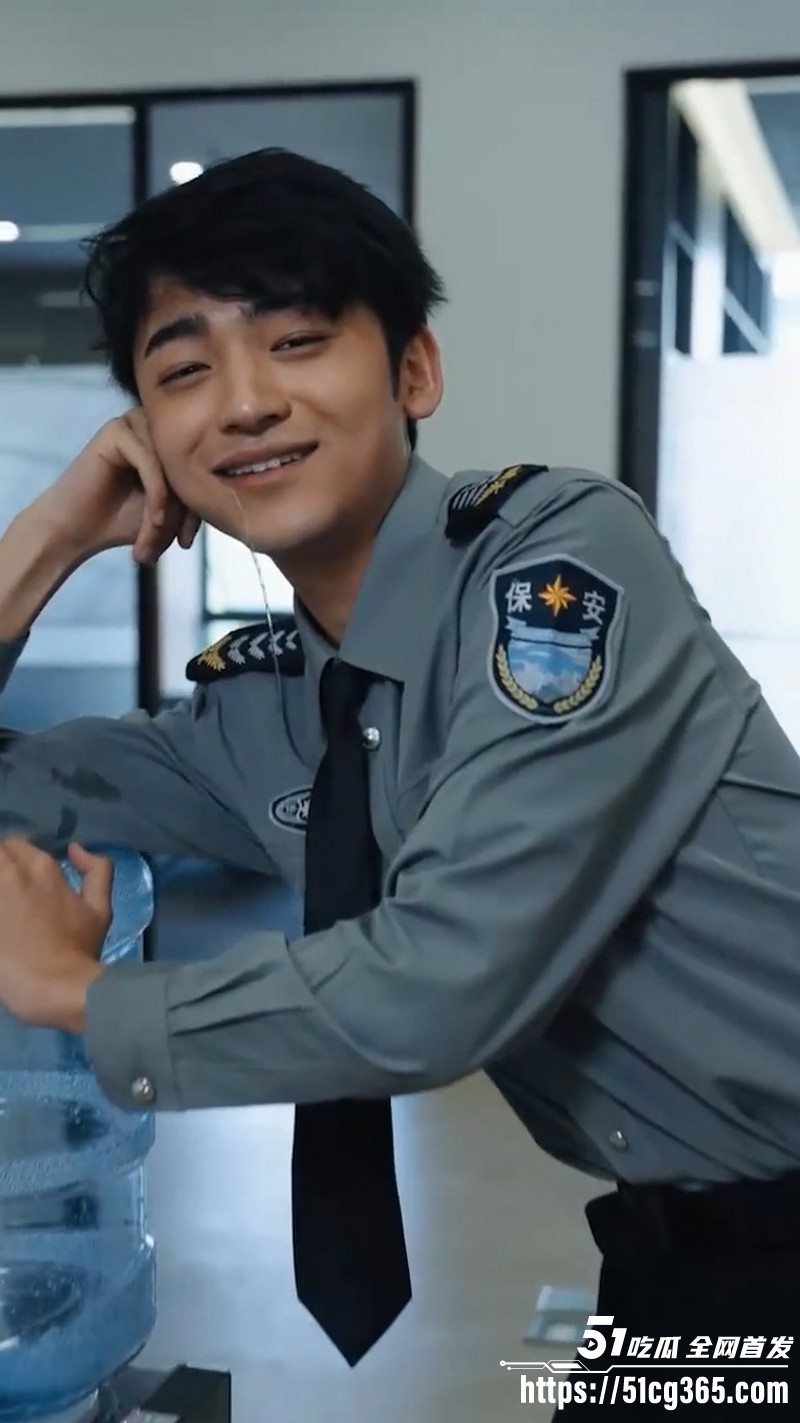 擦边短剧《贴身保安》完整版！保安叶非凡逆袭美女总裁 制服诱惑黑丝挑逗 充满情欲张力！ - 51吃瓜网-51吃瓜网