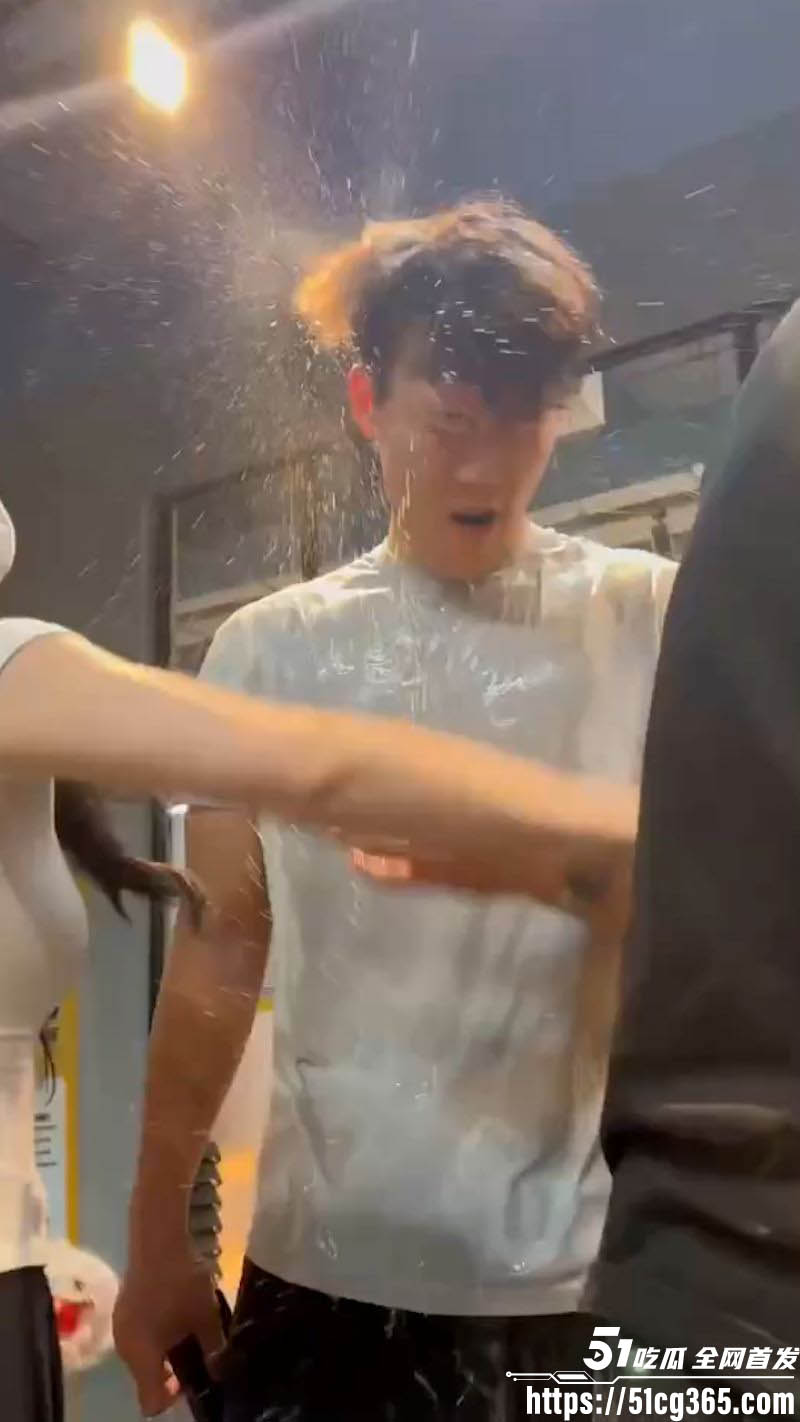 厦门鹿港万达 超鹿教练 约炮翻车 被两女会员围堵角落 轮番狂扇耳光辱骂 堪比狗血剧! - 51吃瓜网-51吃瓜网