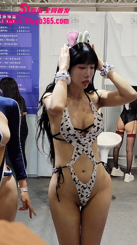 上海漫展中心cos 润润子和语嫣 前凸后翘极品身材 现场抖臀炸裂十足 超紧内裤勾勒逼缝极具诱惑！-51吃瓜网