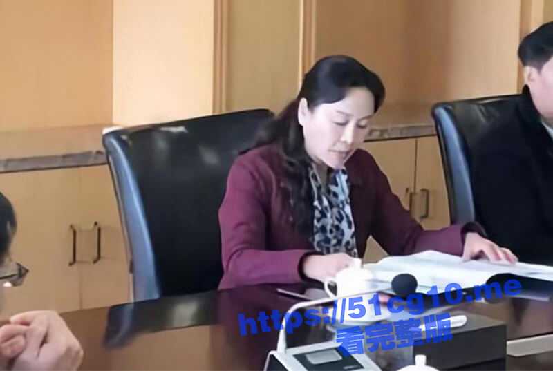 云南59岁“翘臀”美女行长 曹艳丽，搞权色交易，坐上“升职器” 又一美女干部被“双开”，包养60多位情人，手把手教处男大学生做爱-51吃瓜网