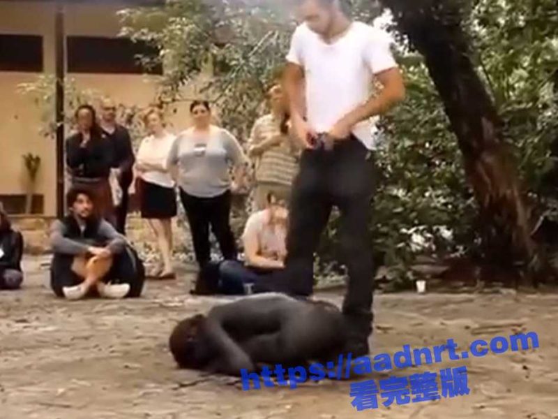 超级震撼的行为艺术！艺术家在危地马拉表演行为艺术 众人轮番对着一个小黑人身上撒尿！-51吃瓜网